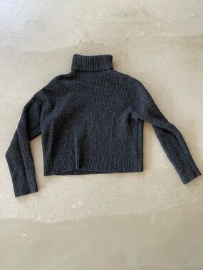 H&M Cropped Charcoal Turtleneck Sweater for Women